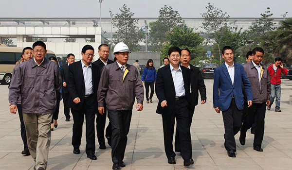 西安市委常委、常務(wù)副市長(zhǎng)岳華峰蒞臨西瑪電機(jī)調(diào)研指導(dǎo)。 西安市委常委、常務(wù)副市長(zhǎng)岳華峰蒞臨西瑪電機(jī)調(diào)研指導(dǎo)。