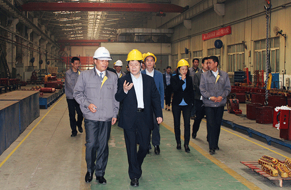西安市委常委、常務(wù)副市長(zhǎng)岳華峰蒞臨西瑪電機(jī)調(diào)研指導(dǎo)。 西安市委常委、常務(wù)副市長(zhǎng)岳華峰蒞臨西瑪電機(jī)調(diào)研指導(dǎo)。